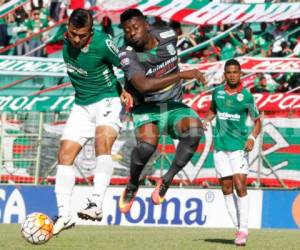 Wilmer Fuentes de Marathón y Edgar Álvarez de Platense en acción en el juego de la fecha 2 del torneo Clausura 2016-17 en el estadio Yankel Rosenthal. Foto: Delmer Martínez / Grupo Opsa.