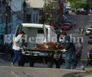 Empleados de la morgue capitalina llegaron a la zona para realizar el levantamiento cadavérico de la víctima.