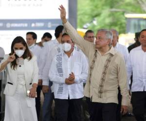 Pese a que un miembro cercano de su gobierno dio positivo al coronavirus, López Obrador dijo este lunes que no piensa realizarse la prueba. Foto: AP.