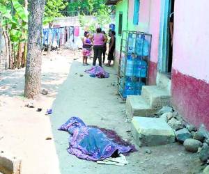 El cuerpo de doña ángela quedó tendido en el patio frontal de la casa.