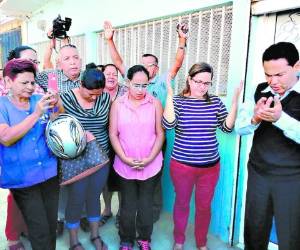 En las afueras de la clínica varios feligreses se dieron cita para enterarse del estado de salud del sacerdote German.