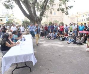 Los integrantes del Movimiento Estudiantil Universitario sostuvieron un foro el sábado pasado al que estaban invitados exrectores, pero estos no asistieron. Durante el fin de semana hubo algunos contactos entre los estudiantes y autoridades universitarias, acordaron sostener una reunión esta semana.