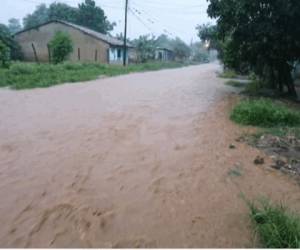 Las calles de varios barrios de Catacamas, Olancho, se convirtieron en ríos.