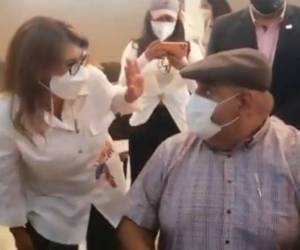 La funcionario lució desconcertada ante la reacción del dirigente político por su presencia en el lugar.