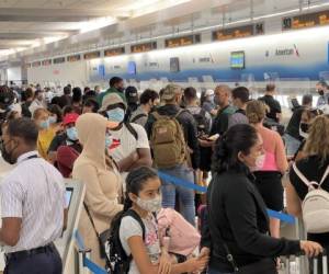 Todos los extranjeros que viajen a Estados Unidos deberán mostrar un comprobante de vacunación antes de abordar y una prueba negativa realizada dentro de los tres días previos al vuelo. Foto: AFP
