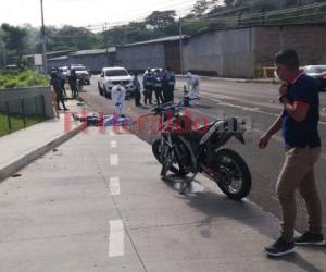 La moto donde se trasladaba la víctima tenía un fuerte golpe en la parte frontal. Foto: Estalin Irías/EL HERALDO.