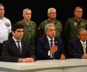 Flanqueado por el alto mando militar, Moreno anunció el cambio temporal de su despacho en un mensaje a la nación. Foto: Agencia AFP.