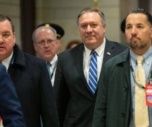 El secretario de Estado de Estados Unidos, Mike Pompeo (centro), camina hacia el Senado tras informar a los miembros del Congreso del ataque que acabó con la vida del poderoso general iraní Qassem Soleimani, el 8 de enero de 2020, en el Capitolio, Washington. (AP Foto/Manuel Balce Ceneta)