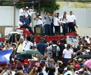 El presidente Hernández brindó su discurso desde una volqueta. Foto: Emilio Flores / EL HERALDO.