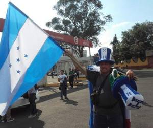 Un verdadero ambiente festivo es el que se vive en las afueras de El Coloso de Santa Úrsula previo al partido Honduras vs México.