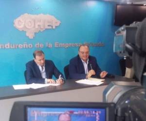Juan Carlos Sikaffy, presidente del Cohep, y Roberto Ordóñez, ministro de la Secretaría de Energía, durante conferencia de prensa.