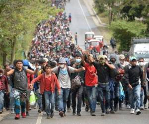 Uno de los principales fenómenos que refleja la vulneración de los derechos humanos en Honduras son las caravanas migrantes. Foto: AFP
