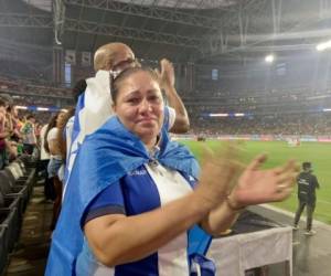 Ana Muñoz lloró al cantar el Himno Nacional de Honduras en el partido de la Bicolor ante México.
