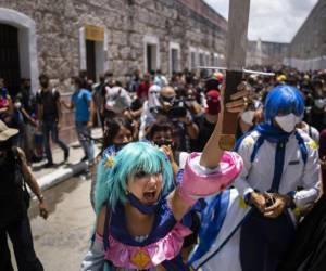 El desfile del sábado, muy informal por los callejones empedrados de la fortaleza de La Cabaña, formó parte de las actividades por la XXX Feria Internacional del Libro de La Habana.