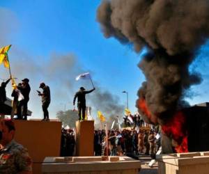 Los manifestantes se rebelaron contra los bombardeos que Washington realizó el domingo en el oeste de Irak. Foto: AP.