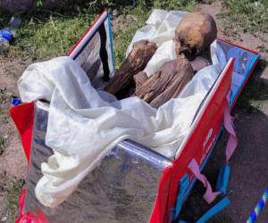 Así encontró la Policía los restos de la momia, dentro de la mochila de una famosa empresa de “delivery”.