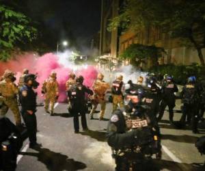 Policía enfrenta a manifestantes durante una protesta el viernes 17 de julio de 2020 en Portland, Oregon. Foto: AP