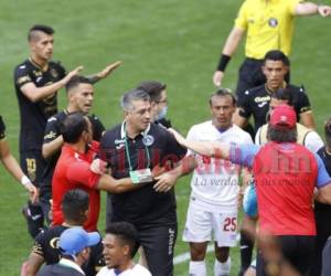 Diego Vázquez protagonizó un zafarrancho junto a Pedro Troglio tras el segundo gol del Motagua en el cierre del primer tiempo.