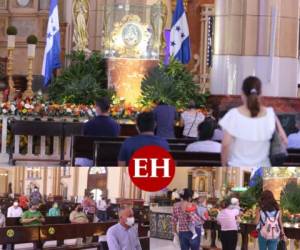 La iglesia mantiene señalizados los espacios permitidos para que los feligreses eleven una oración a la Virgen de Suyapa. Fotos: Efraín Salgado | EL HERALDO.