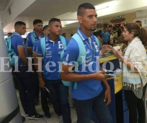 Los jugadores de la Sub-23 salieron del aeropuerto internacional Toncontín con rumbo al continente asiático, donde disputarán tres encuentros amistosos, fotos: El Heraldo.