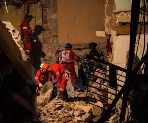Bomberos y rescatistas retiran escombros de las ruinas del Hotel Saratoga, en La Habana, el 8 de mayo de 2022.