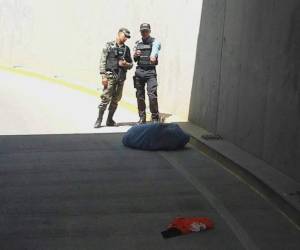 El cuerpo sin vida fue dejado en el retorno que divide la aldea La Cuesta Numero 1 con la colonia El Carrizal (Foto: EL HERALDO)