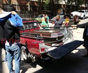 En las afueras de la morgue capitalina, mientras familiares retiraban los cadáveres de sus parientes, víctimas de un incendio en la colonia Bella Vista de Comayagüela, capital de Honduras. Foto: Estalin Irías / EL HERALDO.