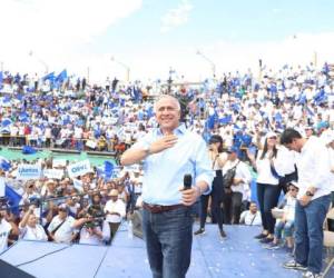Mauricio Oliva lanzó su precandidatura a la presidencia de Honduras el mismo día de su cumpleaños.