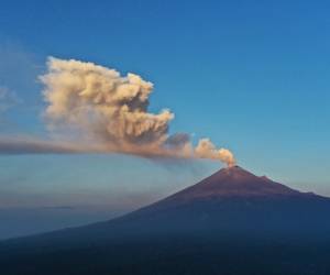 El volcán Popocatepetl arroja ceniza y humo visto desde Puebal, estado de Puebla, México.