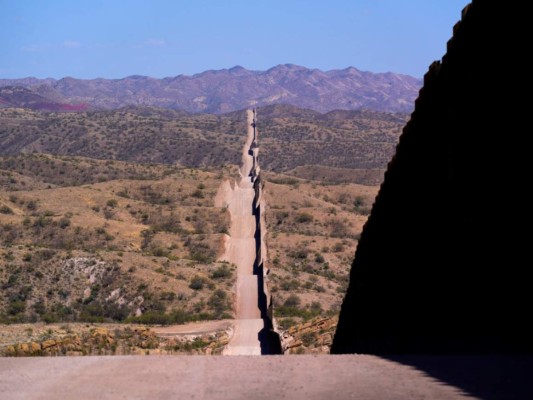 En esta fotografía de archivo del 19 de mayo de 2021, el muro en la frontera con México se extiende cerca de Sasabe, Arizona. (AP Foto/Ross D. Franklin, archivo).