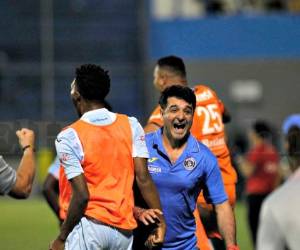 Diego Vazquez entrenador de Motagua celebró con todo el segundo gol del equipo azul ante Real España. Foto: Neptaly Romero / El Heraldo.