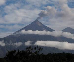 El volcán de Fuego, cuya actividad en junio provocó 190 muertos, inició una nueva fase eruptiva que generó la evacuación preventiva de 62 personas.
