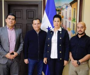 La comisión está integrada por la directora del Servicio de Administración de Rentas (SAR), Miriam Guzmán, y los economistas Gabriel Perdomo y Yanuario Hernández. Foto: Cortesía.