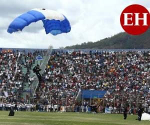 Uno de los paracaidistas hace su descenso en el Estadio Nacional de Tegucigalpa durante los desfiles patrios que conmemoraron los 198 años de Independencia de Honduras. Foto: Emilio Flores/EL HERALDO.