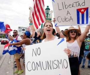 Los exiliados cubanos se concentran en el restaurante Versailles del barrio de la Pequeña Habana de Miami en apoyo a los manifestantes en Cuba. FOTO: AP