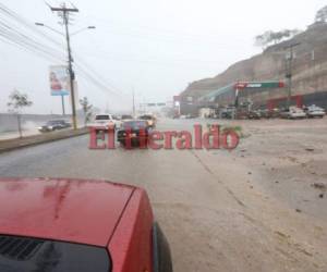 En varios puntos del anillo periférico de la capital de Honduras estaba inundado. Foto: David Romero/EL HERALDO