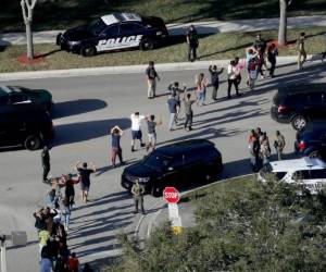 El agente escolar en la secundaria se colocó en una posición con vista a la entrada oeste del edificio que estaba siendo atacado pero “nunca ingresó”. Foto: AP