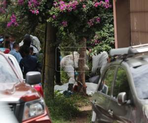El cuerpo del hombre reportada heridas en el abdomen, según los primeros informes.