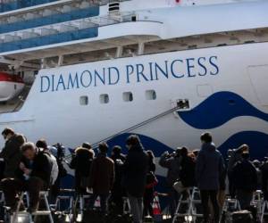 Miembros de la prensa se congregan cerca del barco Diamond Princess en Yokohama, Japón. (AP Foto/Jae C. Hong)