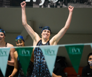 En esta foto de archivo tomada el 18 de febrero de 2022, la nadadora de la Universidad de Pensilvania, Lia Thomas, reacciona después de que su equipo gana el relevo de estilo libre de 400 yardas durante el Campeonato Femenino de Natación y Buceo de la Ivy League 2022 en Blodgett Pool en Cambridge, Massachusetts.