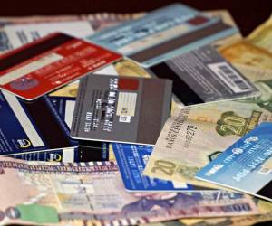 Al menos dos tarjetas de crédito por persona se mantiene como la relación de dinero plástico que circula entre los tarjetahabientes.
