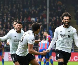 El centrocampista egipcio del Liverpool Mohamed Salah celebra, junto con sus compañeros, anotar el segundo gol del equipo. foto AFP