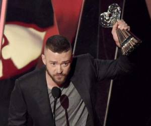 El artista no perdió la oportunidad de hablar de la inclusión y animar a los jóvenes. Foto AP