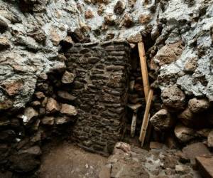 Cuando el INAH hizo estudios para revisar la estructura piramidal se descubrieron vestigios de una estructura oculta. Foto: Agencia AFP