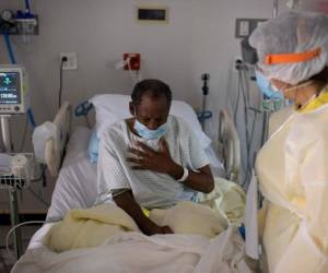 La Organización Mundial de la Salud (OMS) lanzó en abril una iniciativa para acelerar la investigación y la producción de test, vacunas y tratamientos contra la covid-19, y garantizar un acceso equitativo a ellos. Foto: AFP