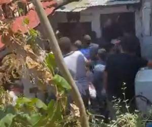 La policía no impidió el linchamiento porque la turba enardecida los había rociado con gasolina. En el linchamiento también murió un hijo de la mujer acusada de matar a la menor.