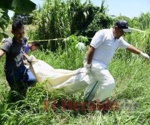 Momento en que miembros del Cuerpo de Bomberos y agentes recuperan los cuerpos del río Chamelecón. Foto: EL HERALDO.