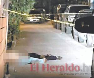 Los cuerpos de padre e hijo quedaron tirados en la orilla de una angosta calle en el sector de Los Alpes, a inmediaciones de la colonia Sinaí de Comayagüela, después de ser asesinados la noche del domingo. Foto: El Heraldo