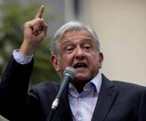 A reporter raises his hand to ask during the Mexican President Andres Manuel Lopez Obrador daily morning press conference at the National Palace in Mexico City on November 21, 2019. - President Lopez Obrador marks one year in office next December 1. (Photo by Pedro PARDO / AFP)