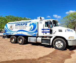 Cisternas distribuyen agua en sectores con mayor demanda durante el verano.